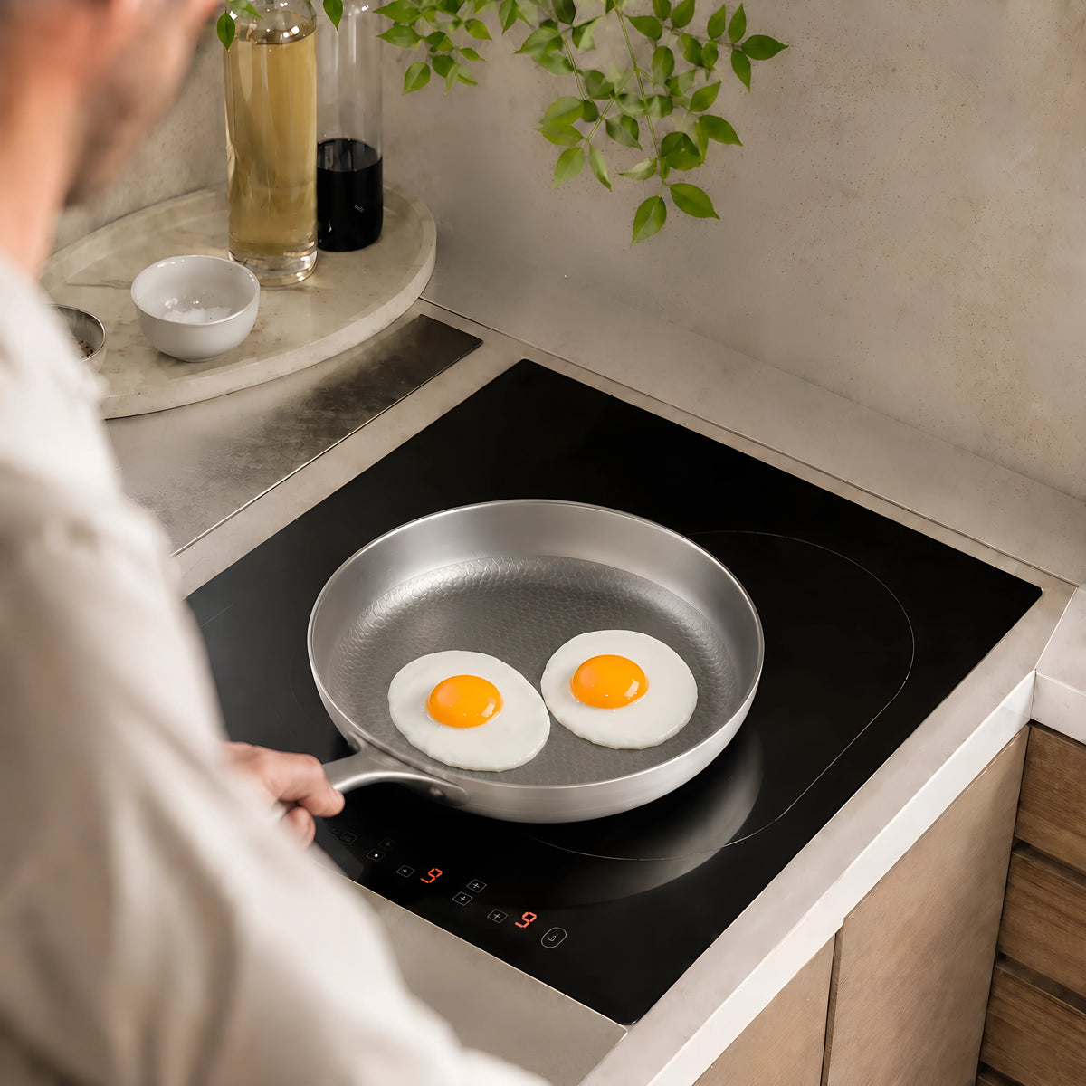 SAVEUR Titanium Pan